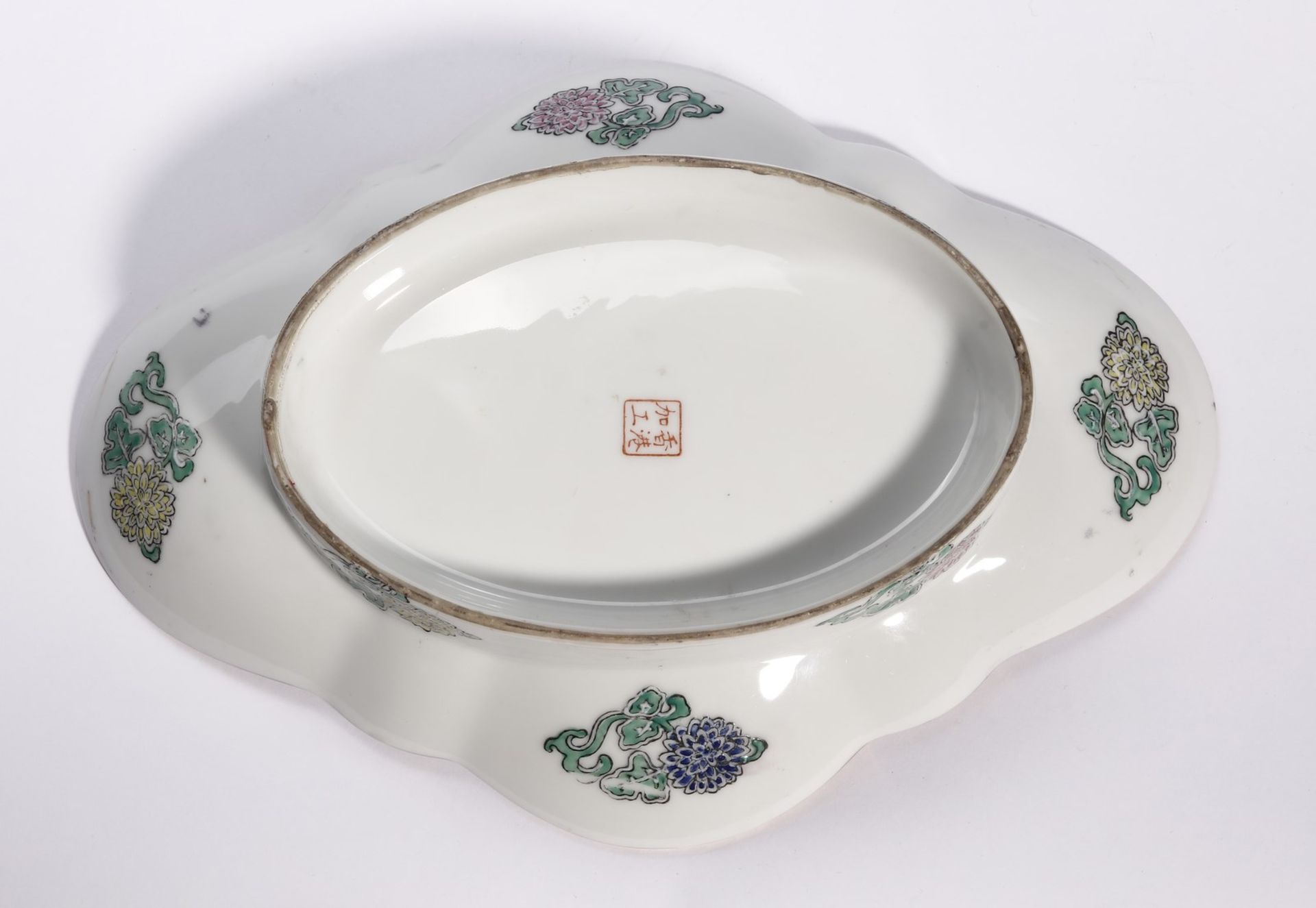 Arte Cinese A lobed shaped porcelain tray bearing a four character iron red mark at the baseChina, - Image 5 of 5