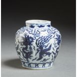 Arte Cinese A blue and white porcelain pot painted with phoenixes and dragons and bearing a six cha