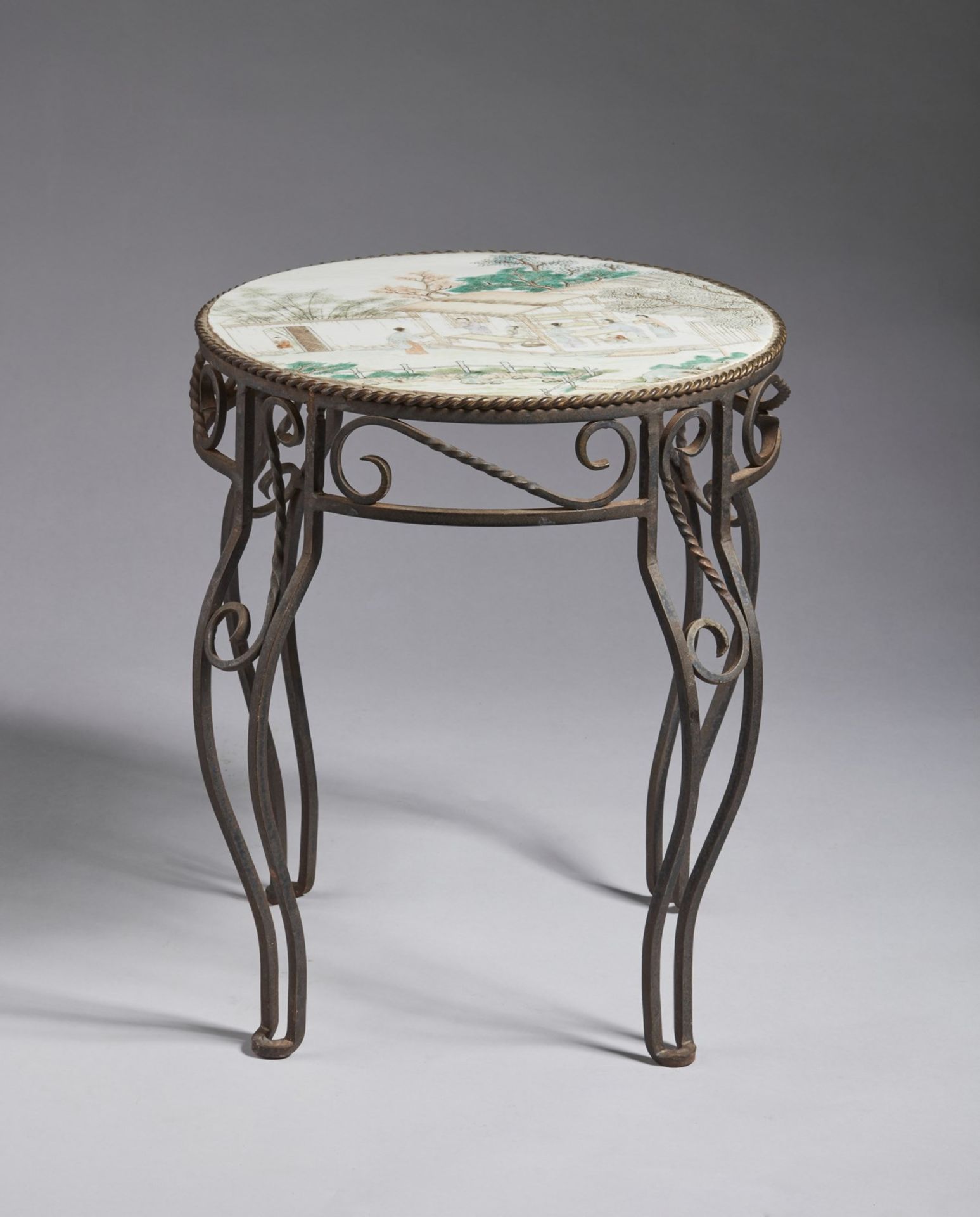 Arte Cinese An iron mounted table with a famille rose porcelain top China, Republic period . - Image 2 of 4