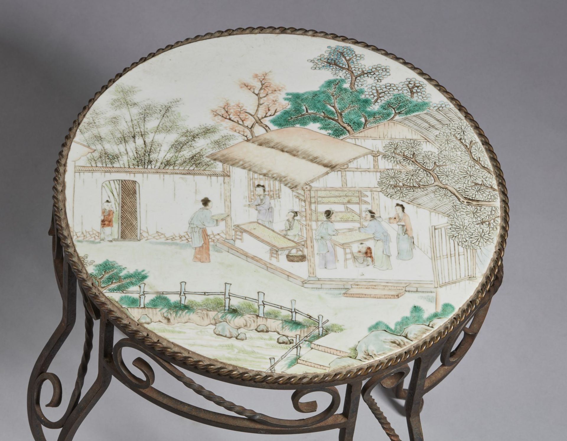 Arte Cinese An iron mounted table with a famille rose porcelain top China, Republic period . - Image 3 of 4