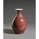 Arte Cinese A sang de boeuf porcelain bottle bearing a Tongzhi six character mark at the base China