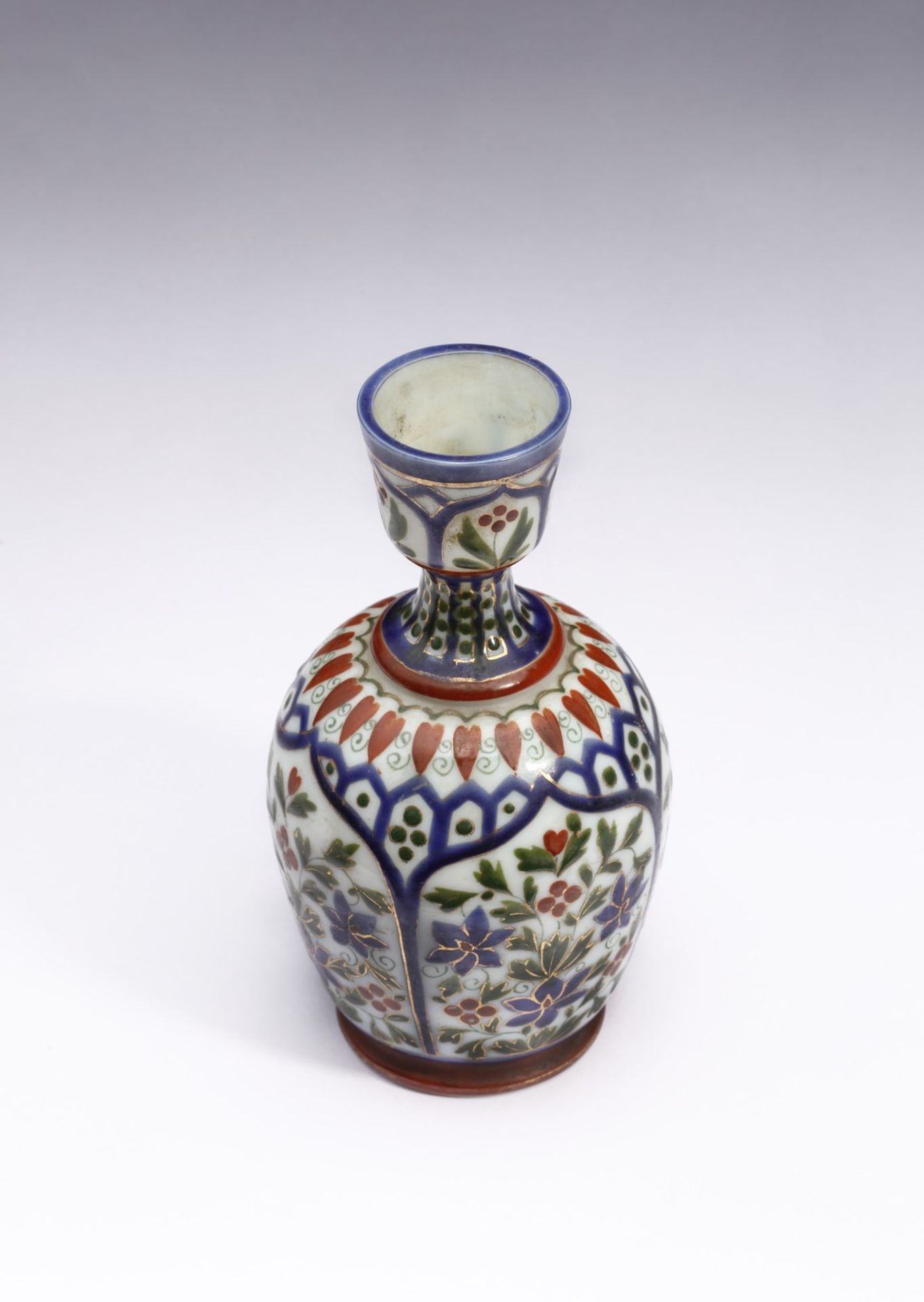 Arte Islamica A Mughal gilt enamel opaline glass bottle vase India, 19th century . - Image 2 of 3