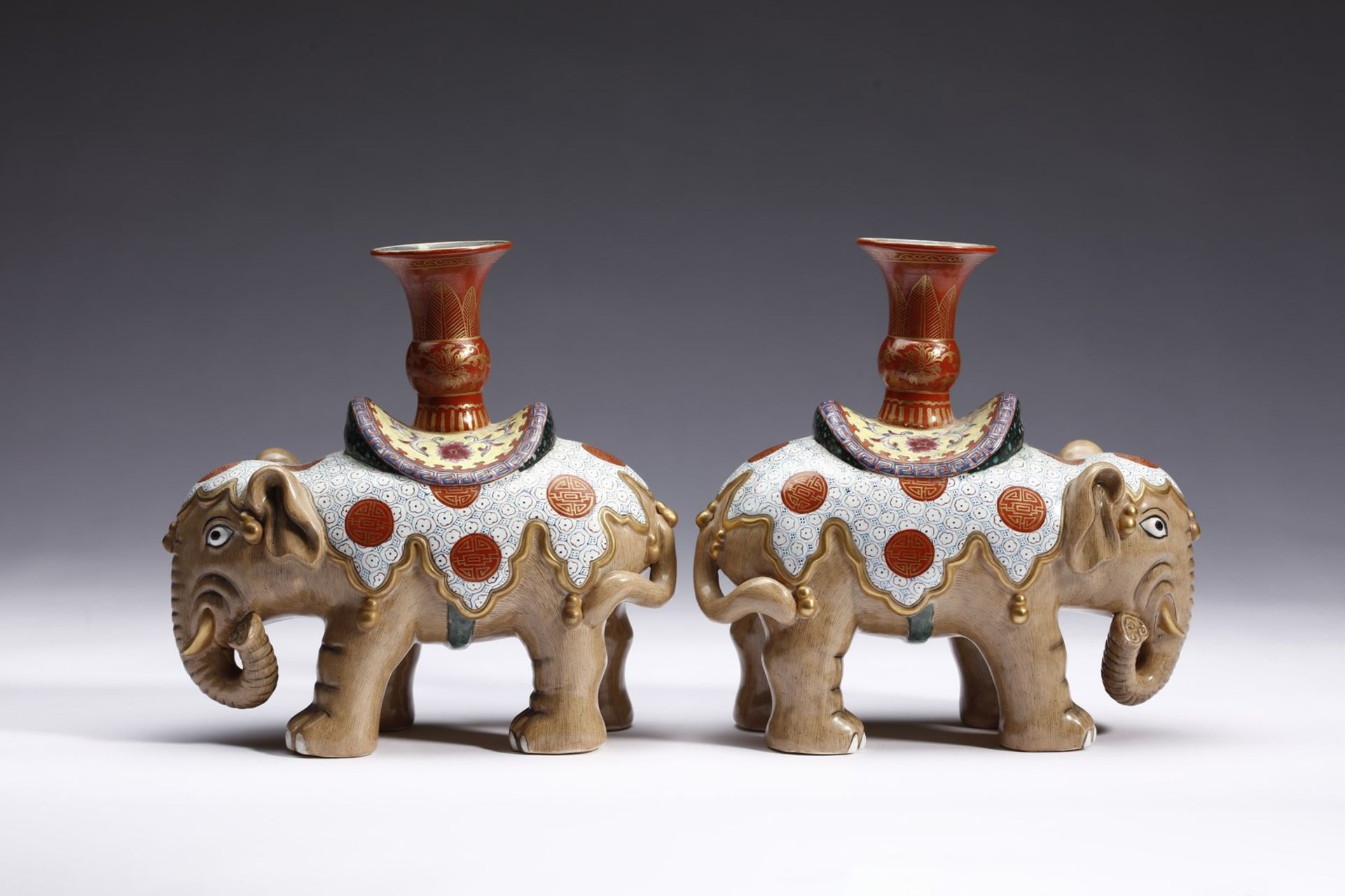 Arte Cinese A pair of elephant shaped pottery candlesticks bearing a Qianlong six character seal ma - Image 4 of 5