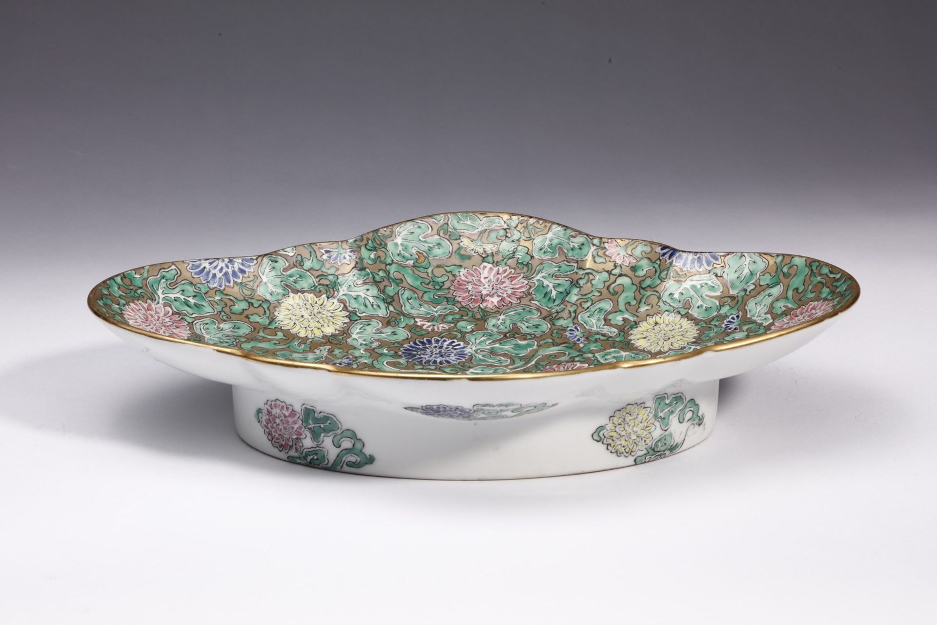Arte Cinese A lobed shaped porcelain tray bearing a four character iron red mark at the baseChina, - Image 2 of 5