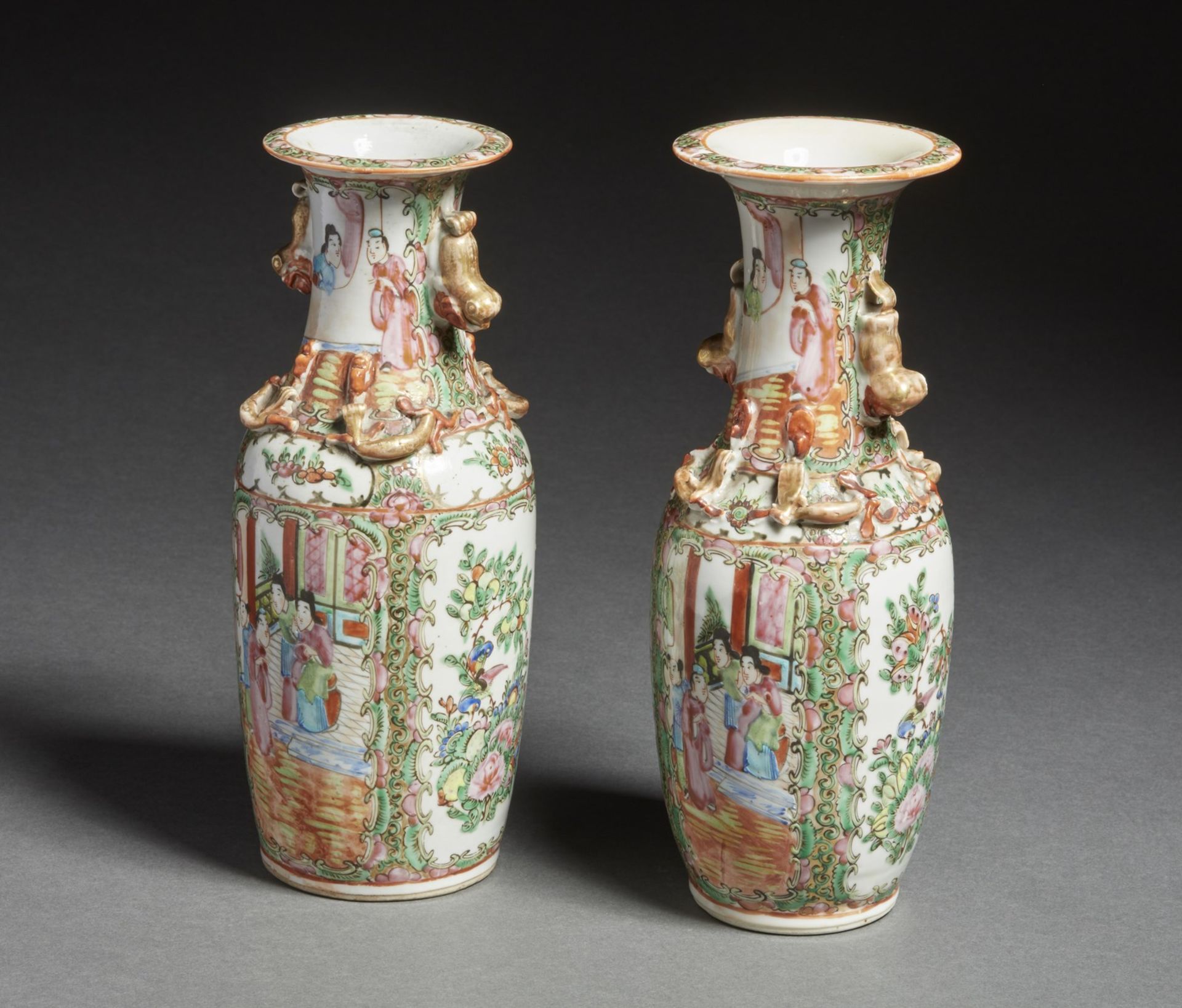 Arte Cinese A pair of porcelain Canton baluster vases China, 20th century . - Image 3 of 3