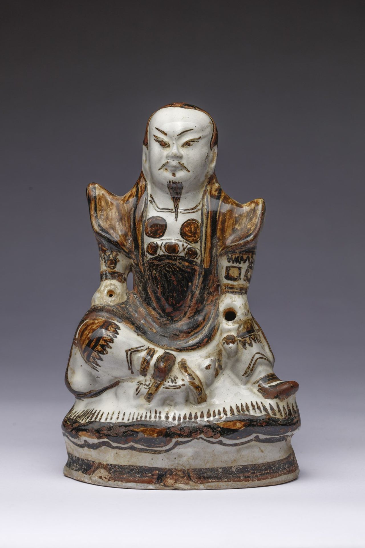 Arte Cinese A Cizhou pottery figure of seated GuandìChina, Qing dynasty, 19th century .