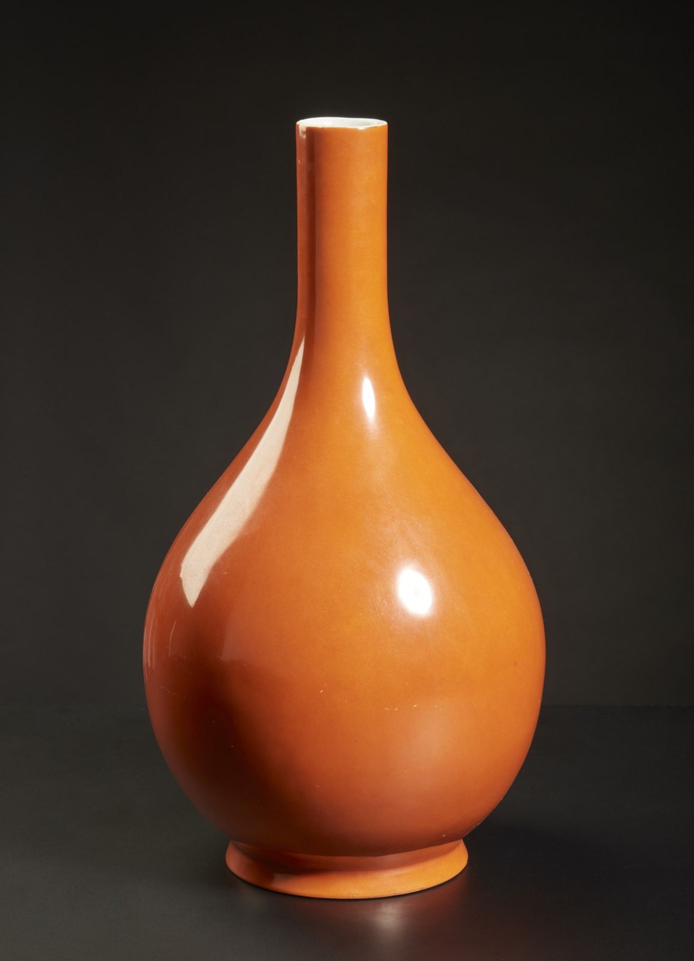 Arte Cinese  A coral glazed porcelain bottle vase China, 19th century .