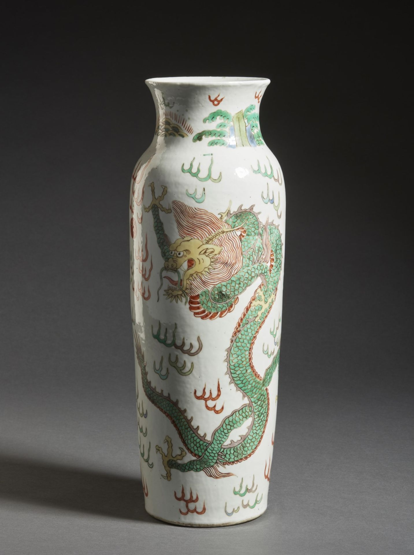Arte Cinese A famille verte rouleau porcelain vase decorated with dragons chasing the flaming pearl