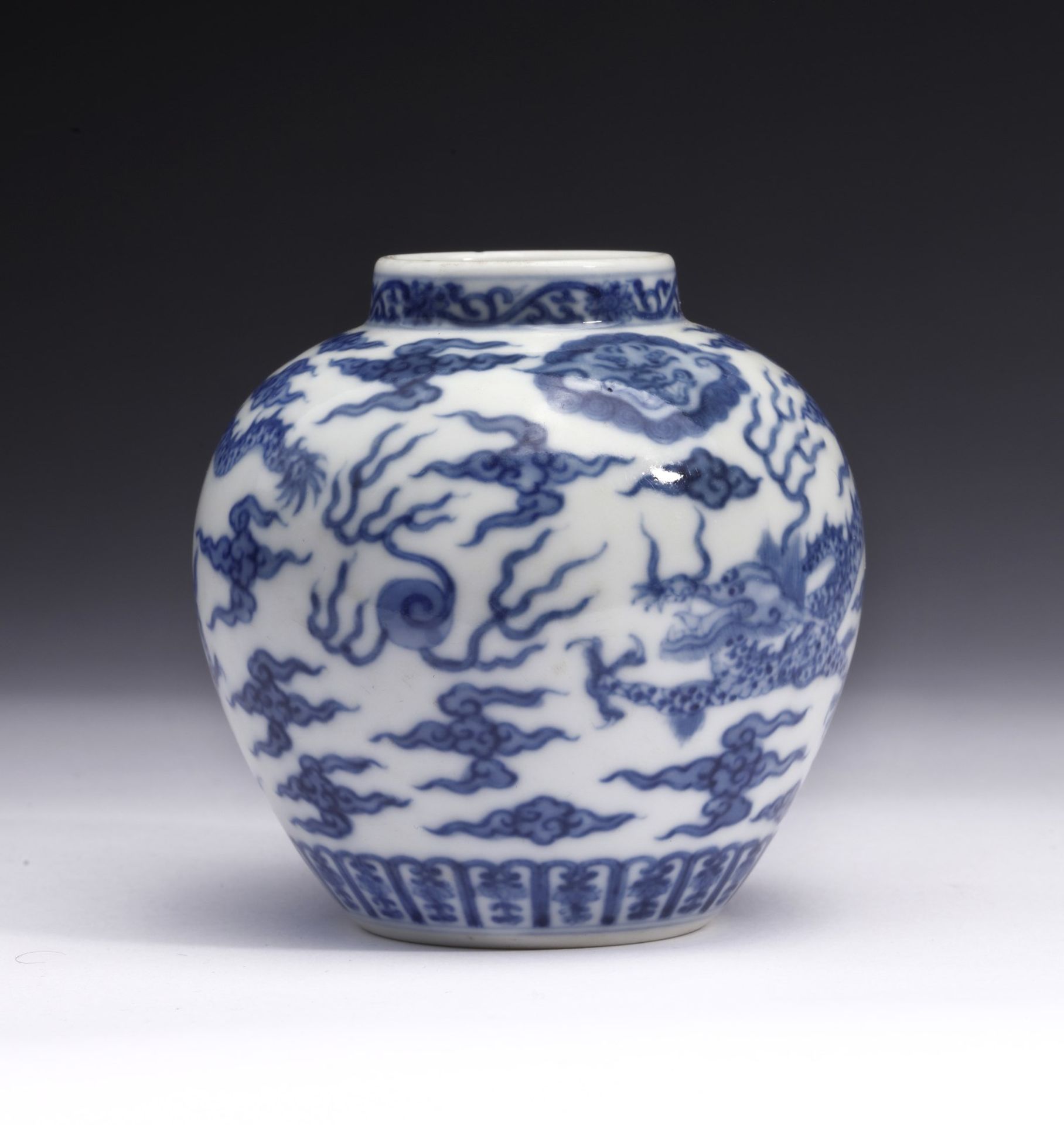 Arte Cinese A blue and white porcelain brush wash painted with dragons and bearing a six character