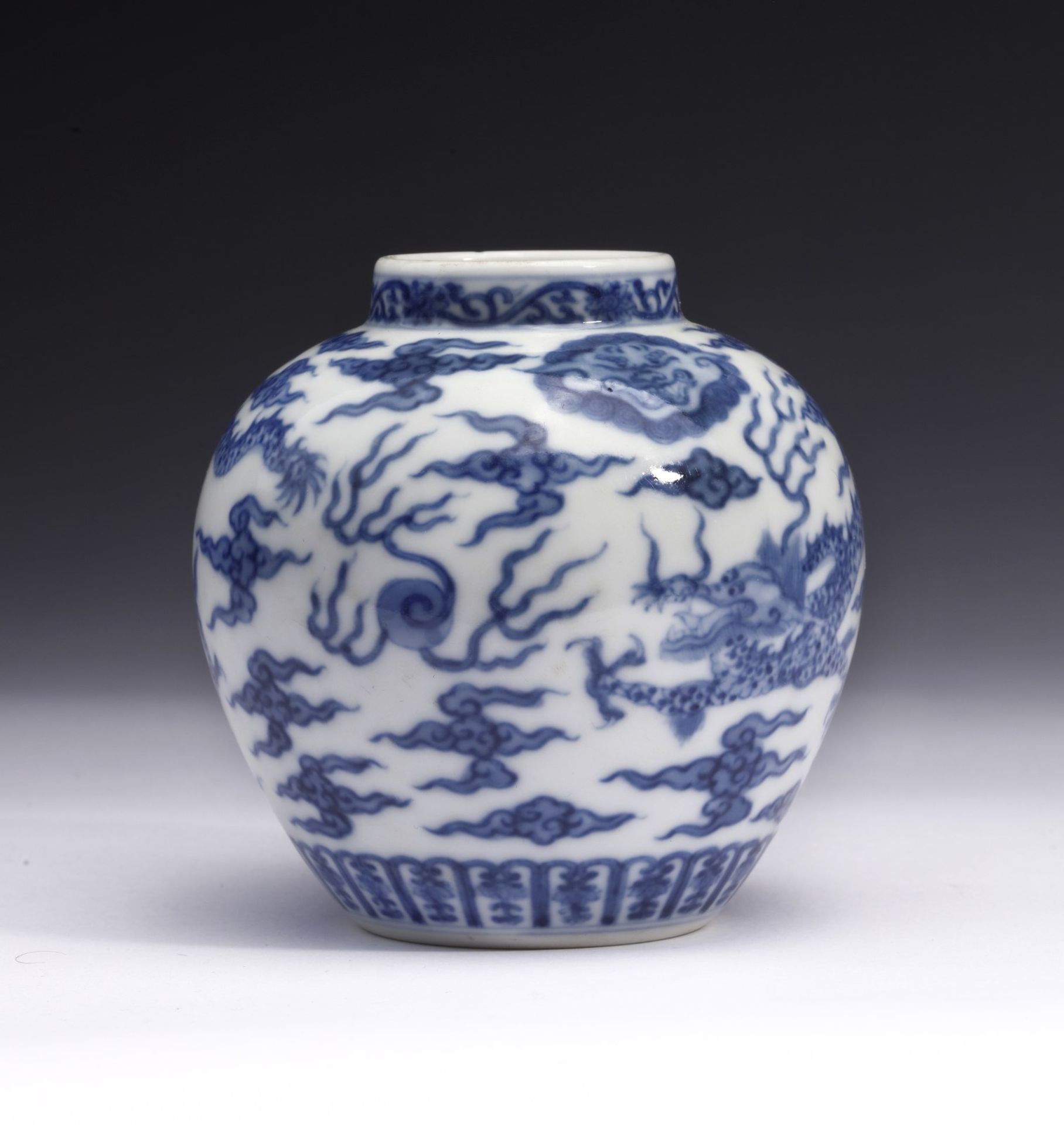 Arte Cinese  A blue and white porcelain brush wash painted with dragons and bearing a six character 