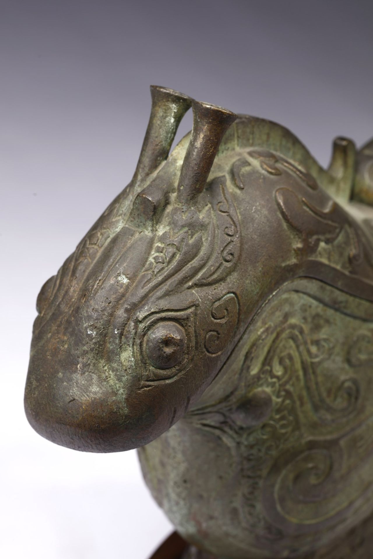 Arte Cinese A archaic style zoomorphic bronze vase and cover China, 20th century . - Image 4 of 4