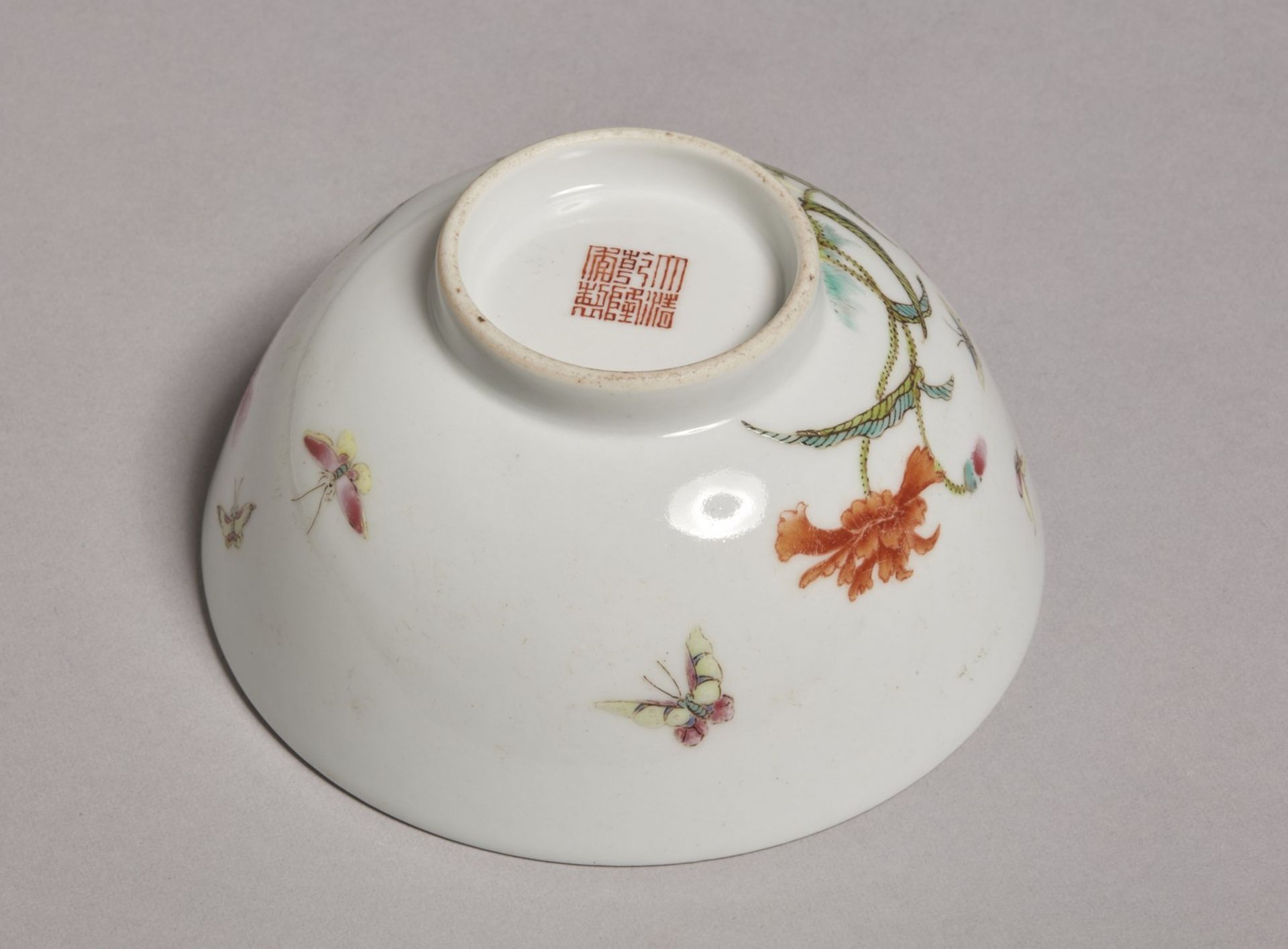 Arte Cinese  A pair of famille rose porcelain cups bearing a Qianlong six character zhuanshu mark at - Bild 3 aus 3