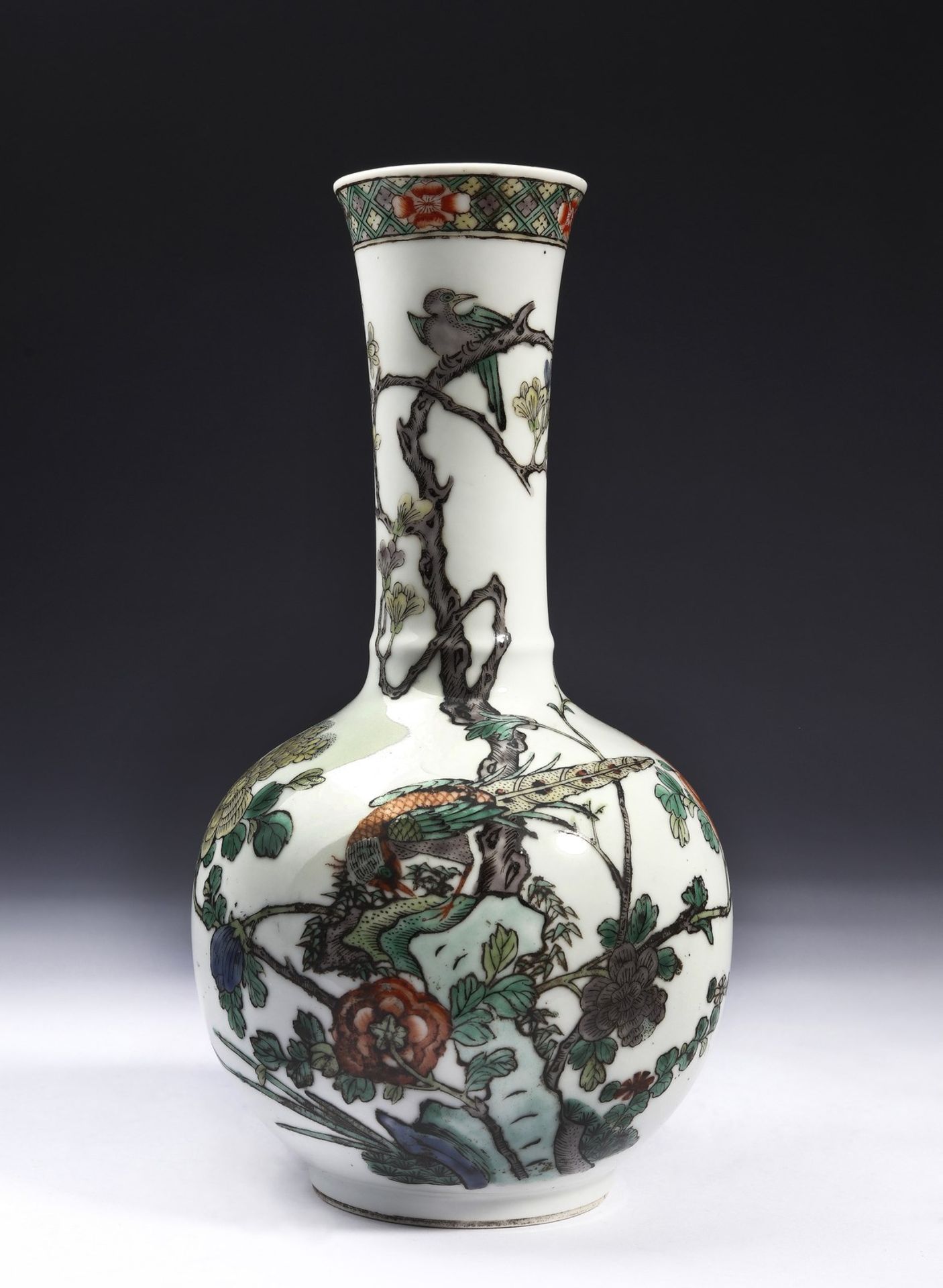 Arte Cinese  A famille verte porcelain vase bearing a double circle mark at the baseChina, late 19th