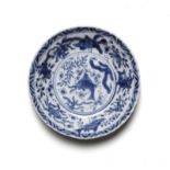 Arte Cinese A blue and white porcelain dish painted with carps and bearing a Kangxi figurative mark