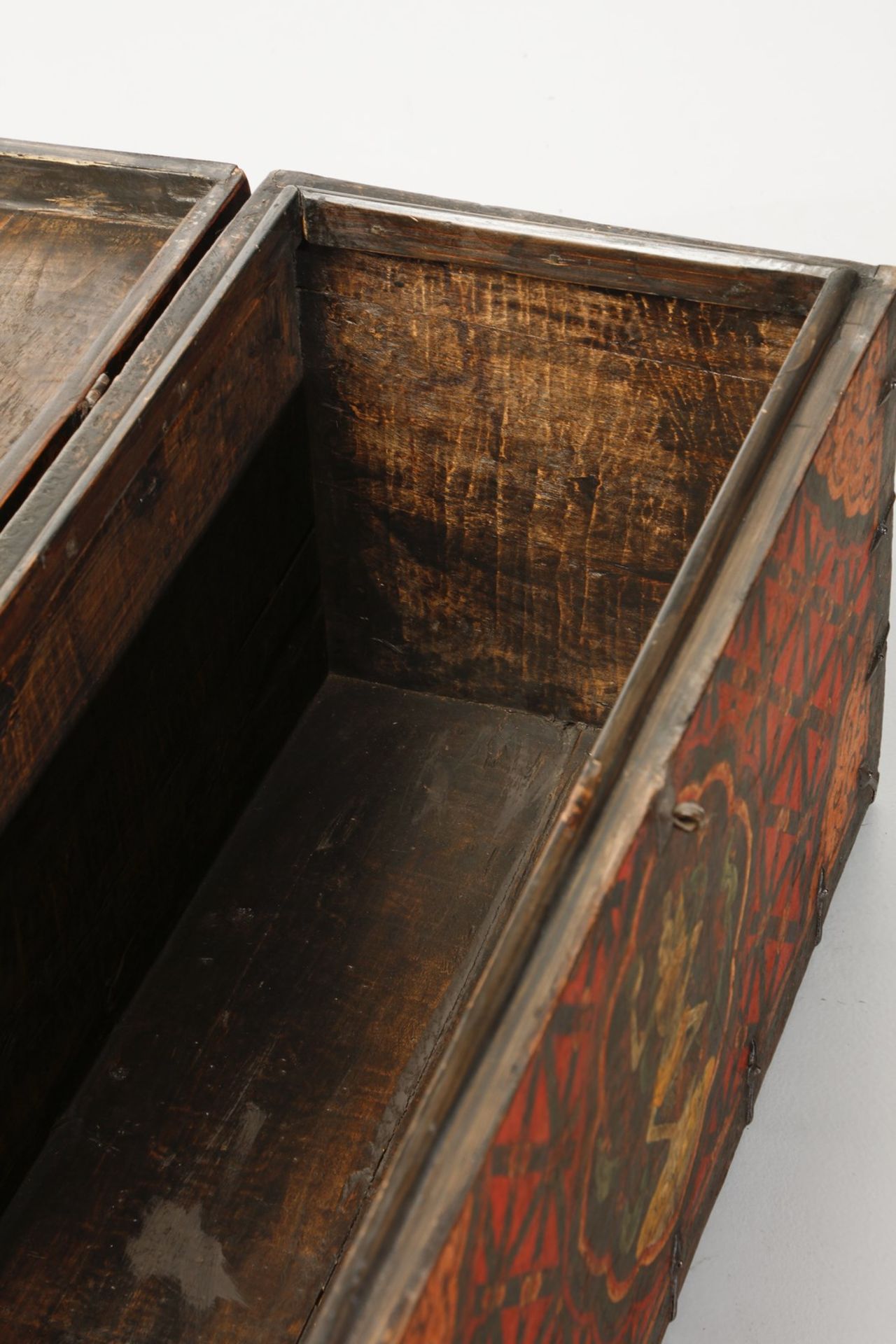 Arte Himalayana A polychrome wooden chest painted with dancing skeleton over red knotted background - Image 4 of 6