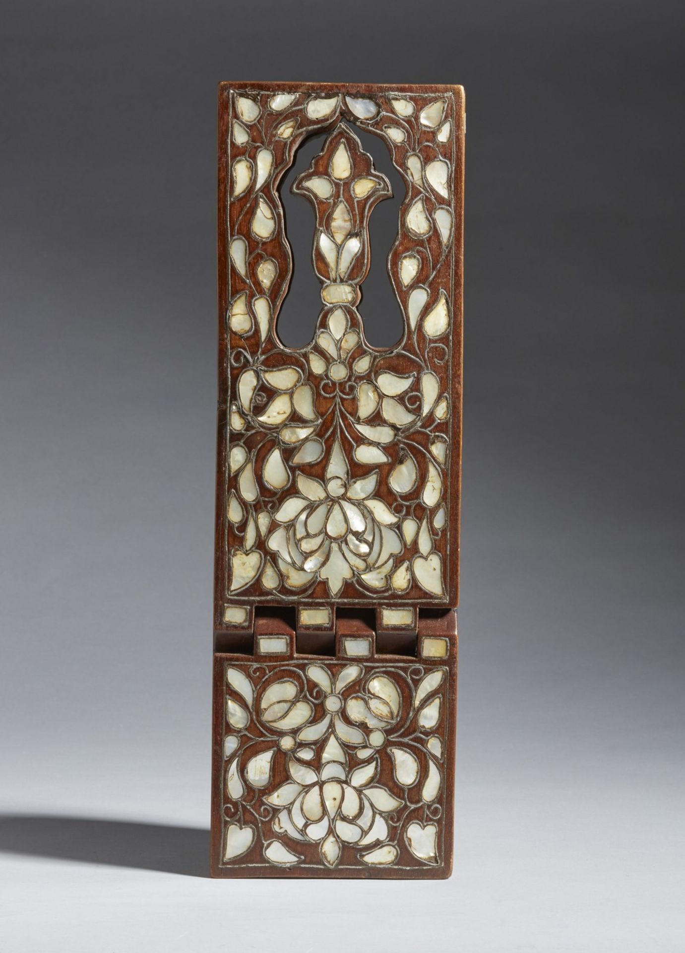 Arte Islamica A wooden and mother-of-pearl inlaid folding Quran stand 20th century . - Image 4 of 4