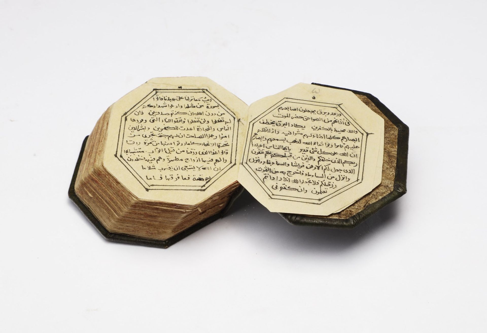 Arte Islamica An octagonal pocket Quran Levant, 19th century . - Image 2 of 6