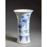 Arte Cinese A blue and white trumpet porcelain vase China, 20th century .