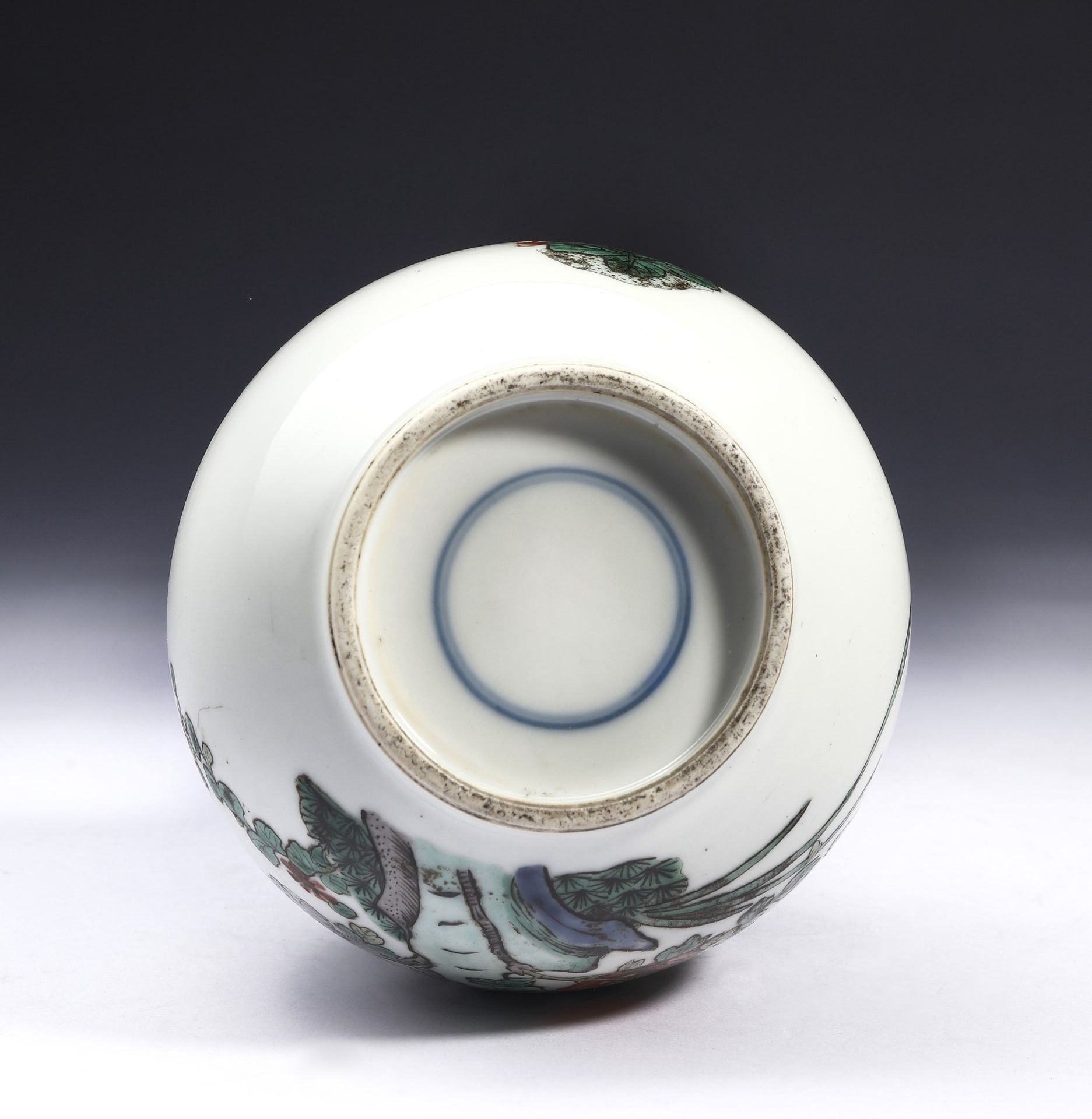Arte Cinese  A famille verte porcelain vase bearing a double circle mark at the baseChina, late 19th - Bild 3 aus 4