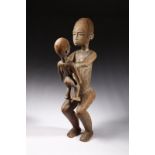 Arte africana A wooden sculpture of mother and child Baulè, Ivory Cost .