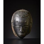 Guro - Costa d'Avorio Mask Gugu.Hardwood with dark patina.Defects, shortcomings and considerable si