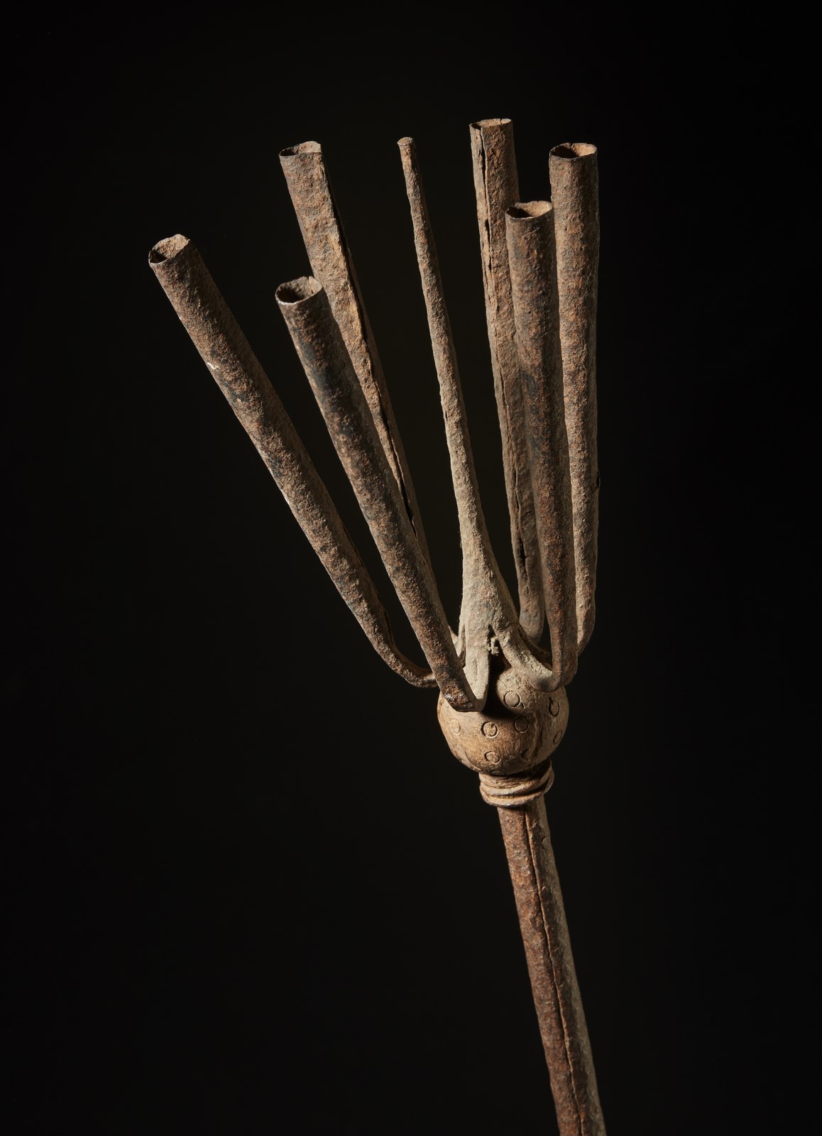 Fon Yoruba - Nigeria Ceremonial iron with a tip and six arms.Iron and wood.Signs of use. - Image 2 of 3