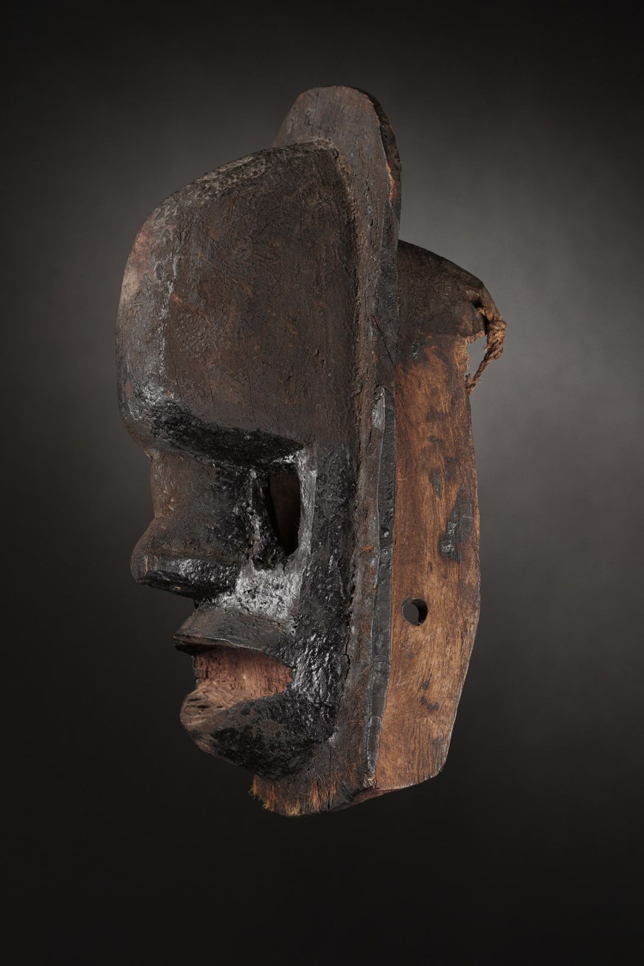 Dogon - Mali Black monkey mask.Hardwood with dark patina, bitumen and pigments, animal hair and fi - Image 4 of 7