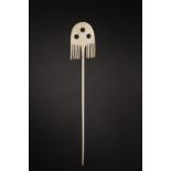 Mangbetu o Zande - Repubblica Democratica del Congo Hair pin.Ivory.Signs of use. .