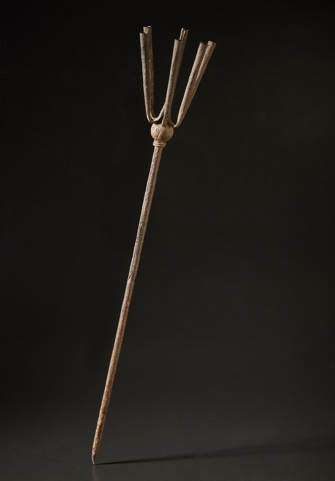 Fon Yoruba - Nigeria Ceremonial iron with a tip and six arms.Iron and wood.Signs of use. - Image 3 of 3