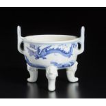 A blue and white porcelain tripod censer China, Qing dynasty, 19th century Cm 13,70 x 12,50