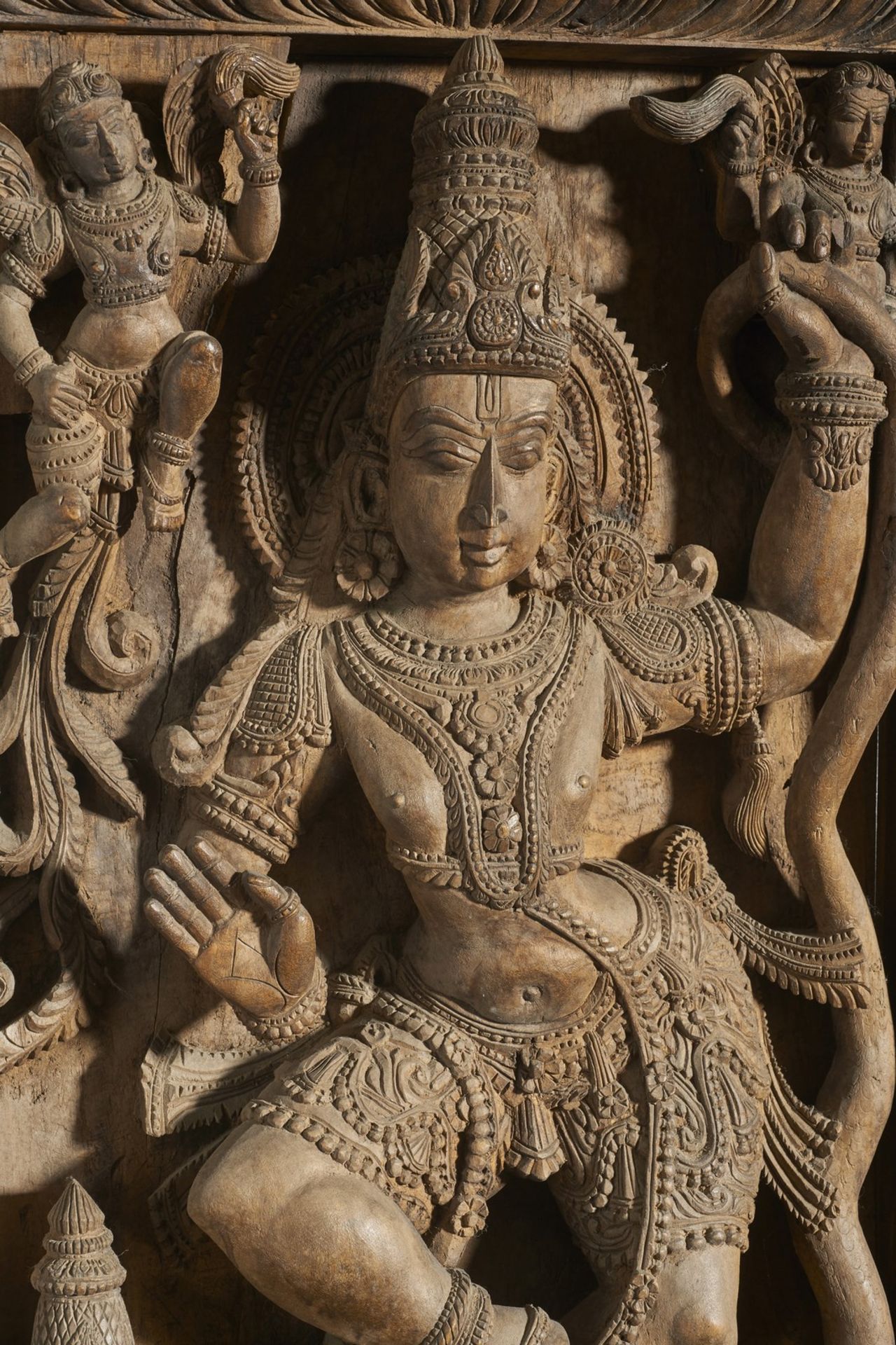 A large wooden carved frieze depicting a dancing deity Southern India, 19th century Cm 57,00 x 97, - Bild 4 aus 9