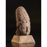 A sandstone female head India, 17th-18th century Cm 22,00