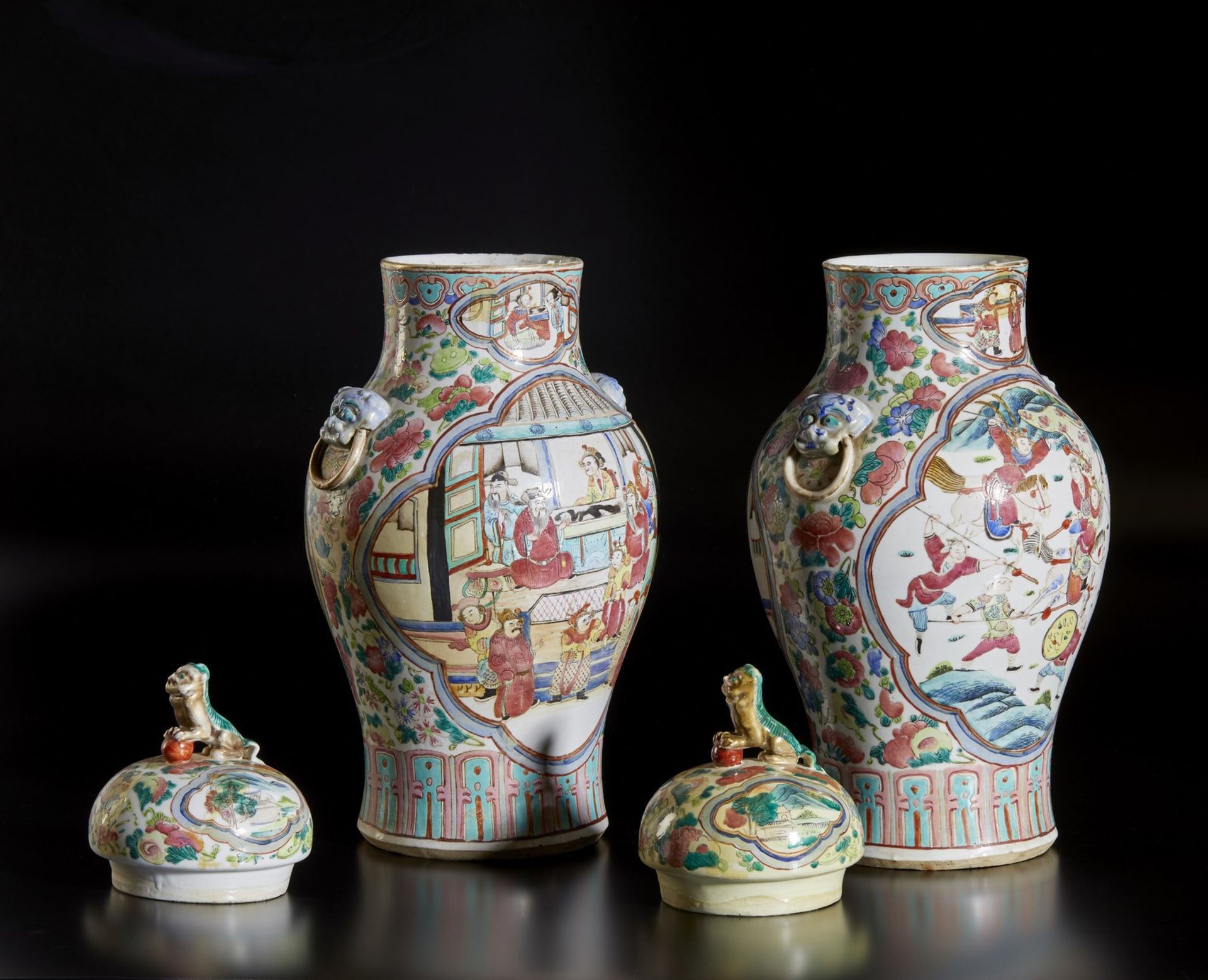 A pair of famille rose porcelain vases and covers decorated with characters China, Qing dynasty, - Bild 3 aus 6