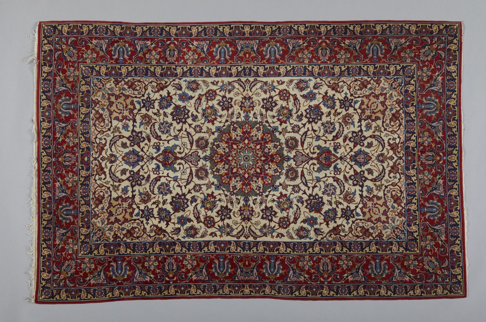 An Isfahan rug Persia, first half 20th century Cm 106,00 x 160,00
