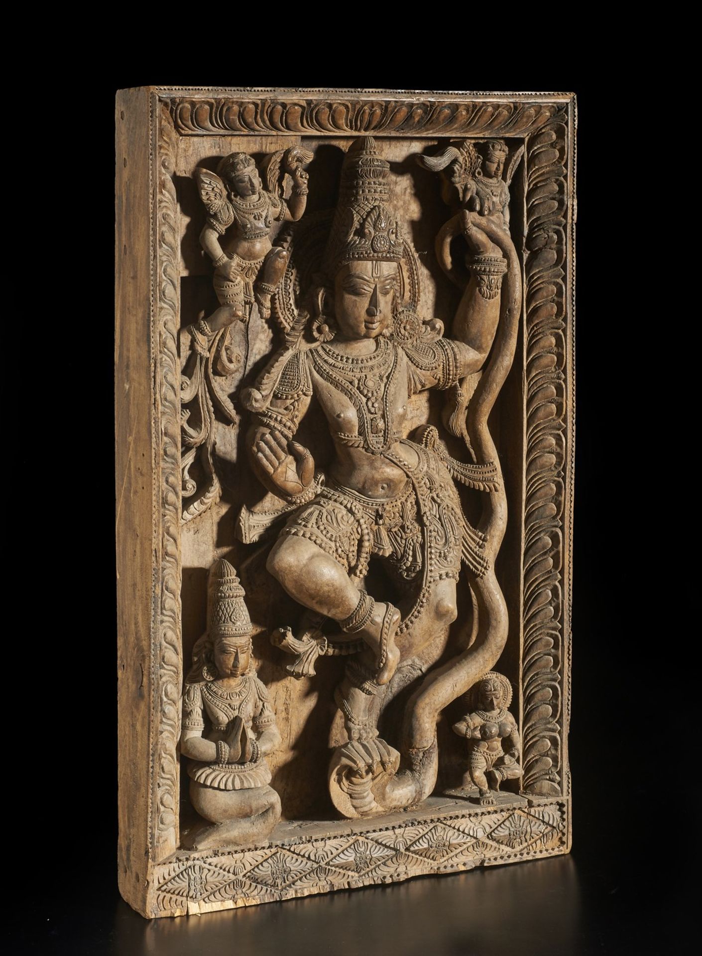 A large wooden carved frieze depicting a dancing deity Southern India, 19th century Cm 57,00 x 97, - Bild 2 aus 9