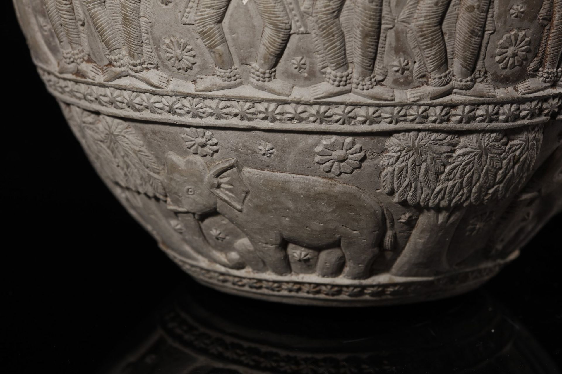 A Chandraketugarh terracotta vase (lota) with Yaksha and Yakshini India, West Bengal, Shunga period, - Bild 6 aus 7