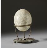 A pyrographed ostrich egg. Cm 13,00 x 16,00