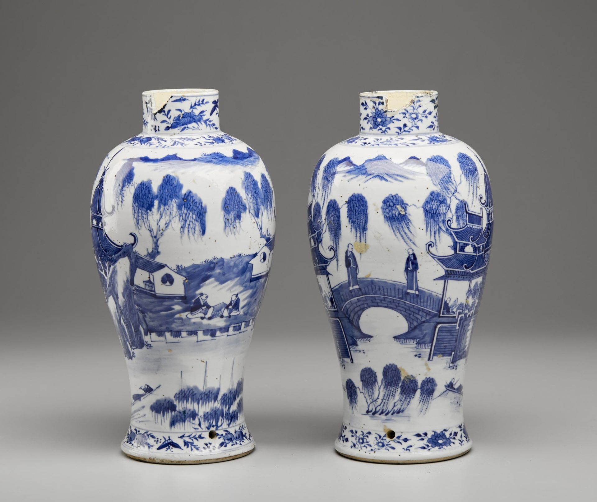 A pair of blue and white porcelain baluster vases bearing a four character mark at the base China, - Bild 2 aus 3