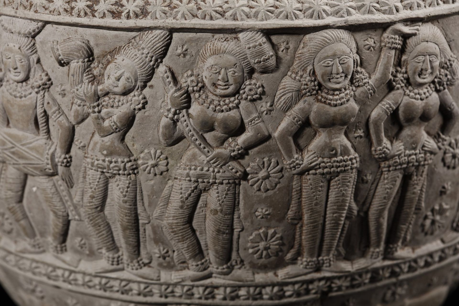 A Chandraketugarh terracotta vase (lota) with Yaksha and Yakshini India, West Bengal, Shunga period, - Bild 5 aus 7