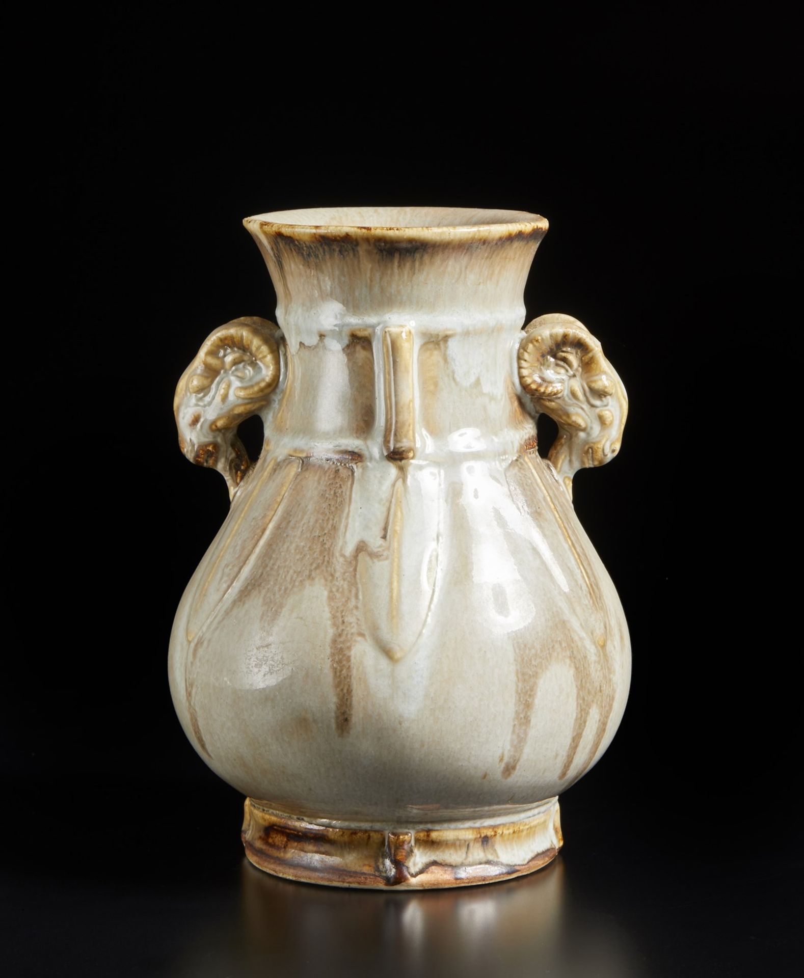A framboise porcelain archaic style vase China, late 19th century Cm 12,00 x 17,00 - Bild 2 aus 6