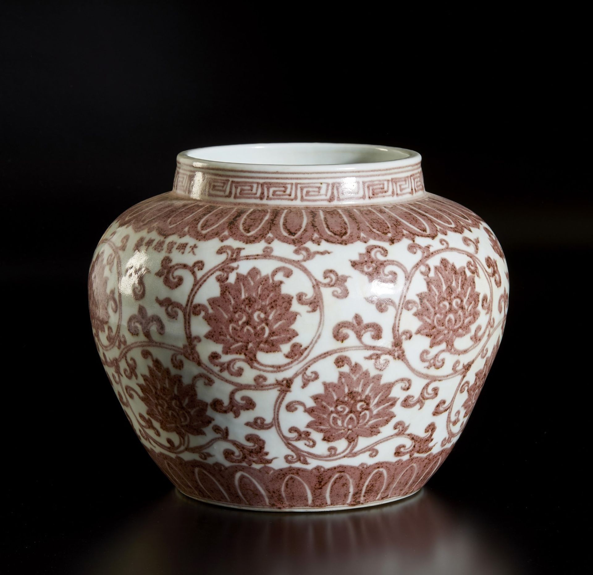 A large copper red porcelain potiche painted with peonies sprays China, 20th century Cm 29,50 x 29,