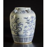 A large blue and white porcelain jar China, Qing dynasty, 18th century Cm 39,00