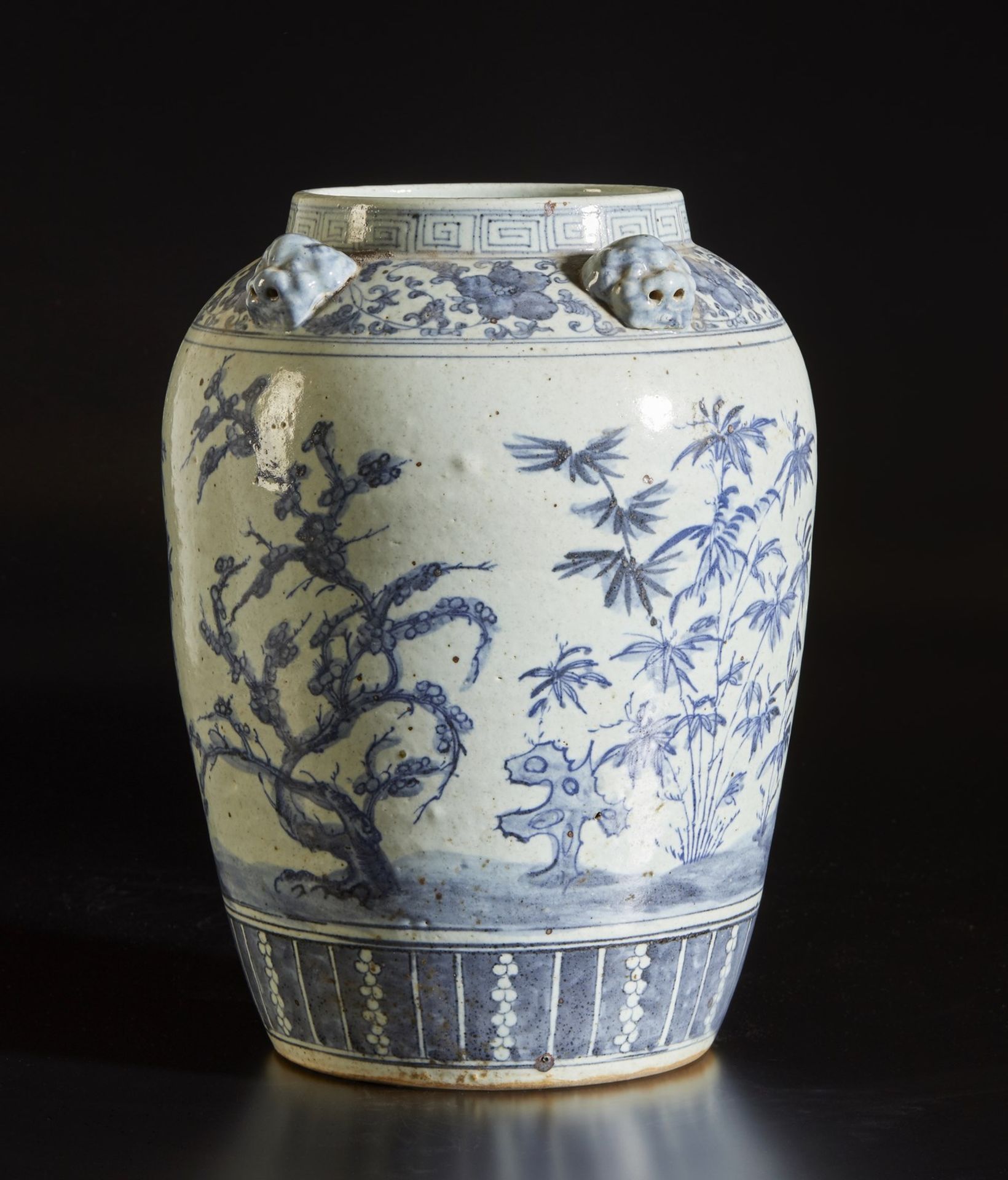 A large blue and white porcelain jar China, Qing dynasty, 18th century Cm 39,00
