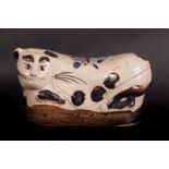 A cizhou cat shaped pottery head rest China, 19th century Cm 23,50 x 14,00