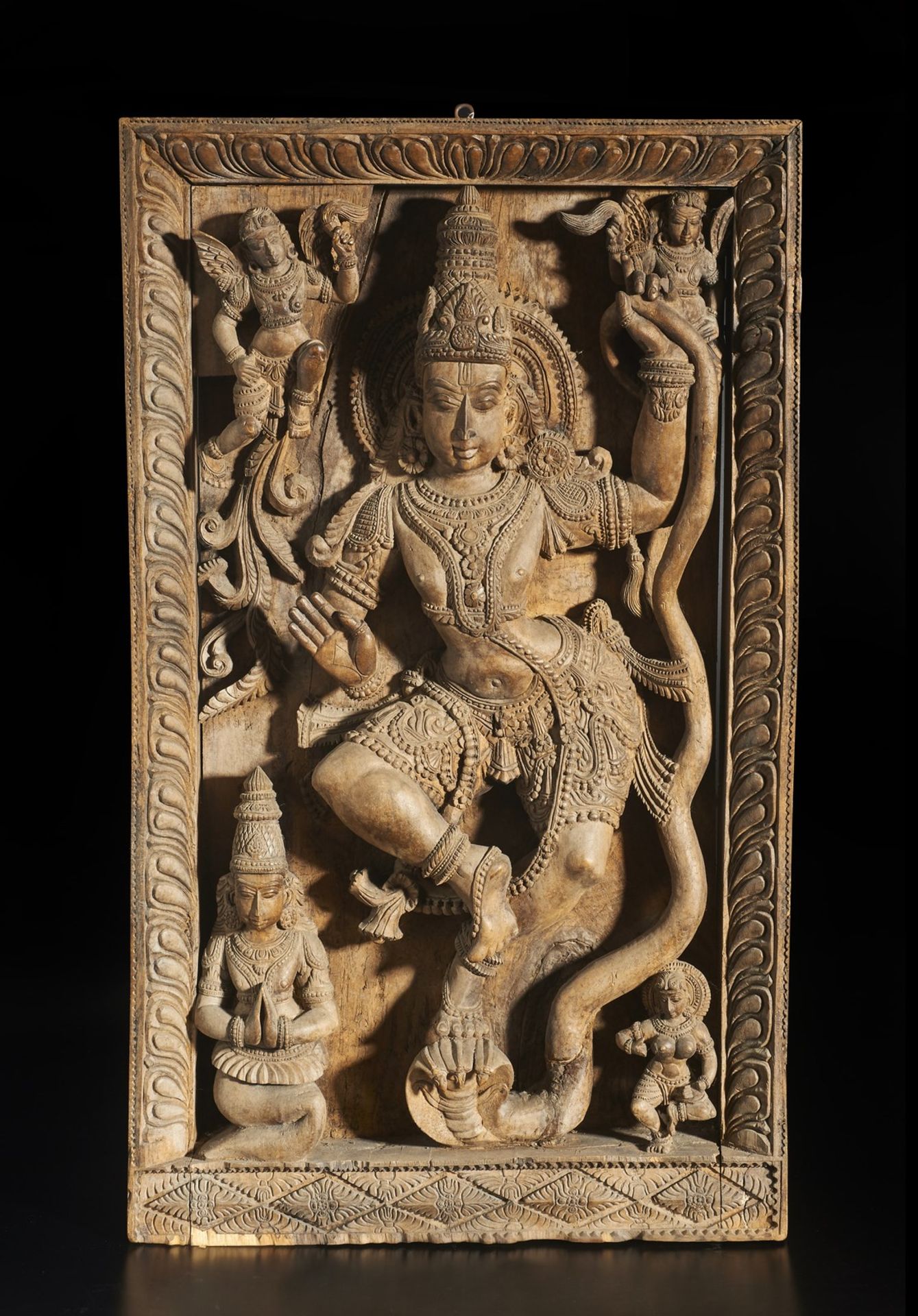 A large wooden carved frieze depicting a dancing deity Southern India, 19th century Cm 57,00 x 97,