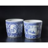 A pair of porcelain blue and white finely painted jardiniers China, 20th century Cm 36,50 x 32,00