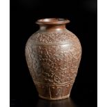 A Cizhou vase carved with sprays China, Qing dynasty, 19th century Cm 27,50 x 37,40