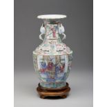 A Canton famille rose porcelain vase China, 20th century Cm 34,00
