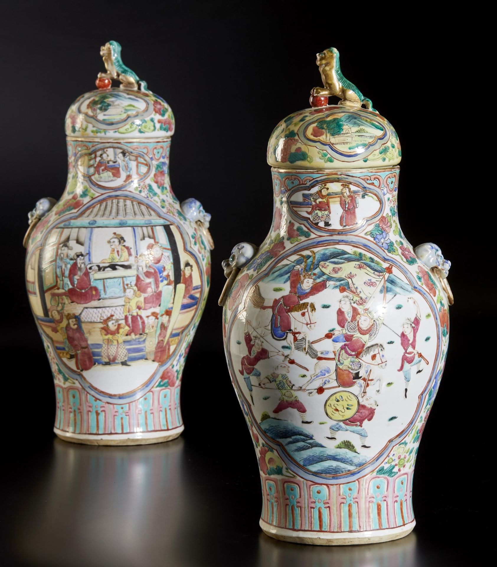 A pair of famille rose porcelain vases and covers decorated with characters China, Qing dynasty, - Bild 4 aus 6