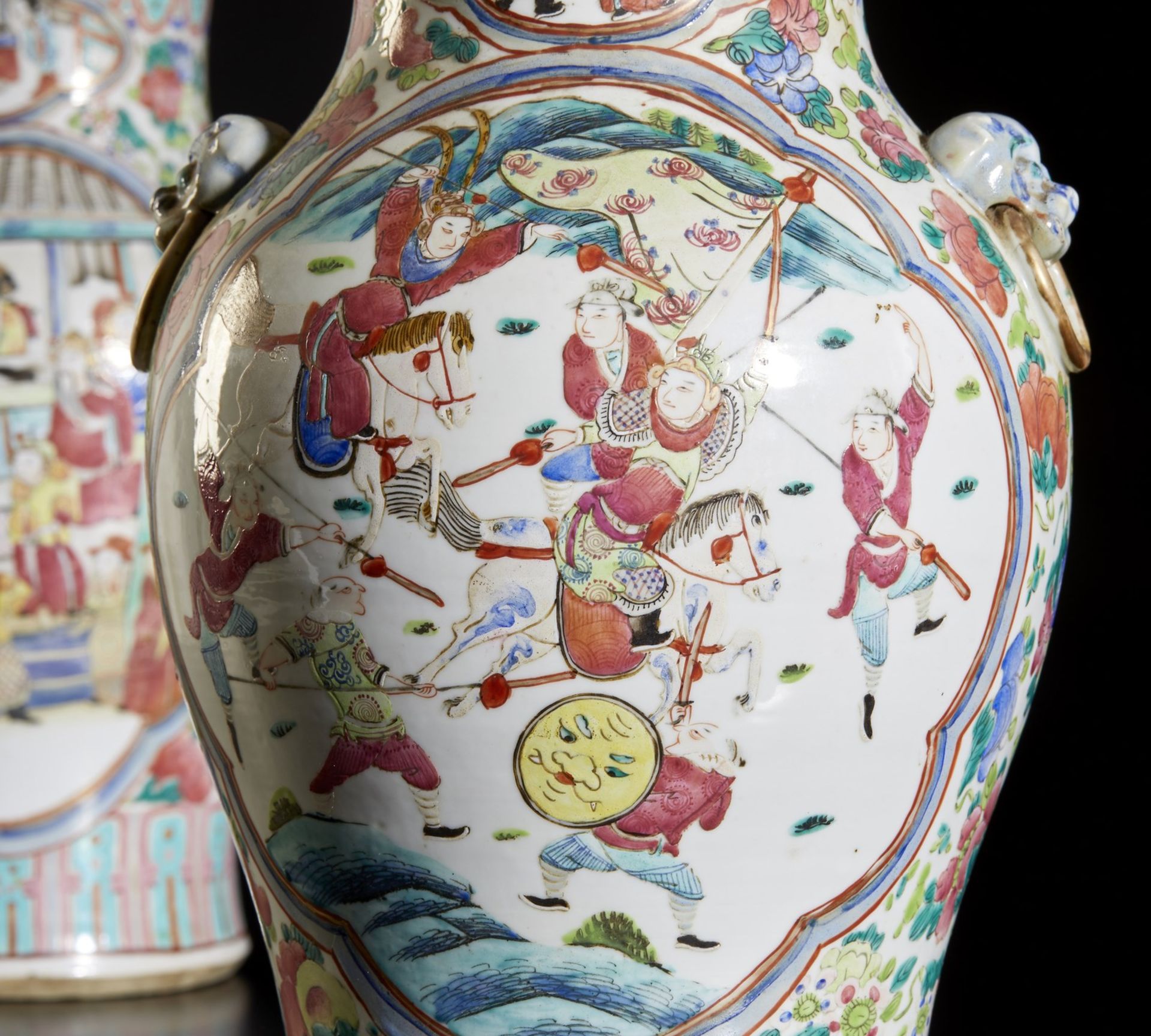 A pair of famille rose porcelain vases and covers decorated with characters China, Qing dynasty, - Bild 5 aus 6